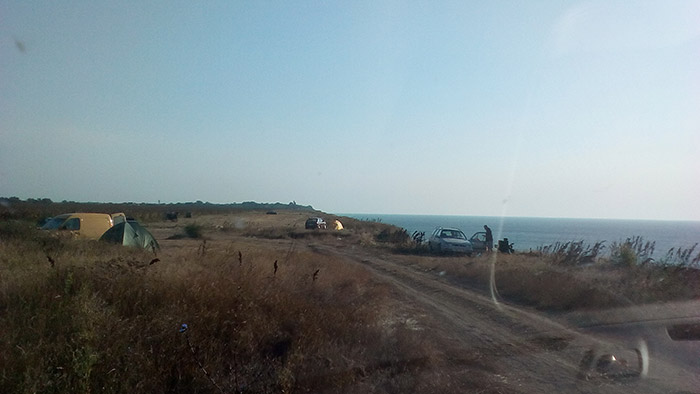 Дехто залишає авто на самому краю