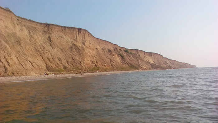 Крутий берег, що омивається морем