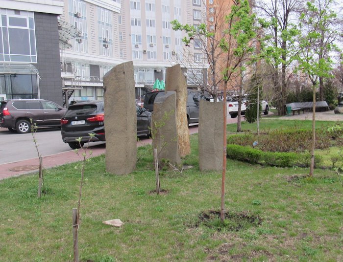 На газоні...
