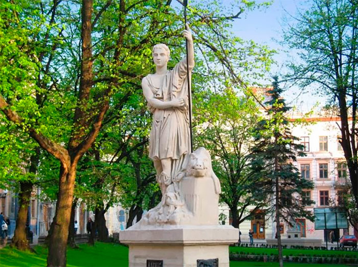 Статуя Адоніса в центрі фонтану